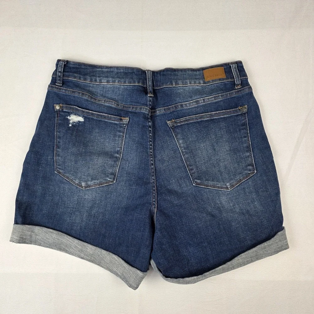 Judy Blue Shorts Womens Size 1XL Distressed Star Patch Medium Wash Cuffed Hem - Picture 2 of 11